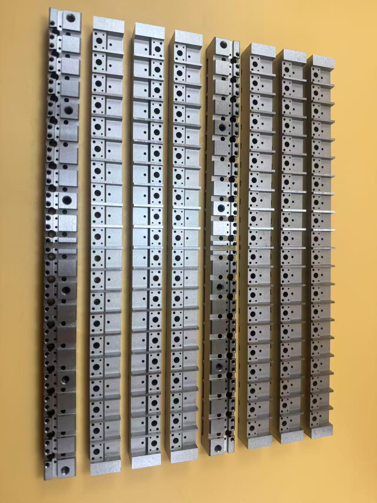 Wat zijn de belangrijkste factoren die van invloed zijn op draadvonkonderdelen?