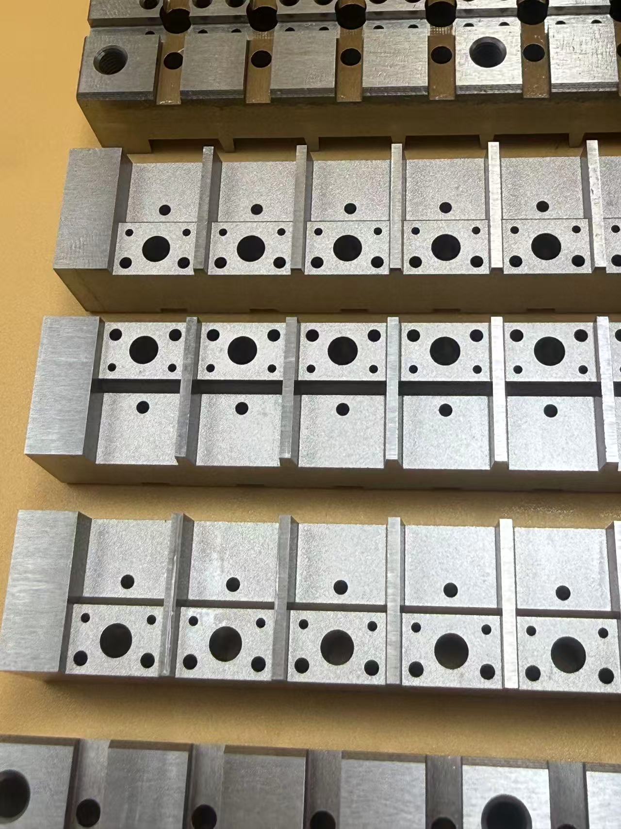 Wat zijn de voordelen van de precisiedraadsnijprocestechnologie bij verspaning?