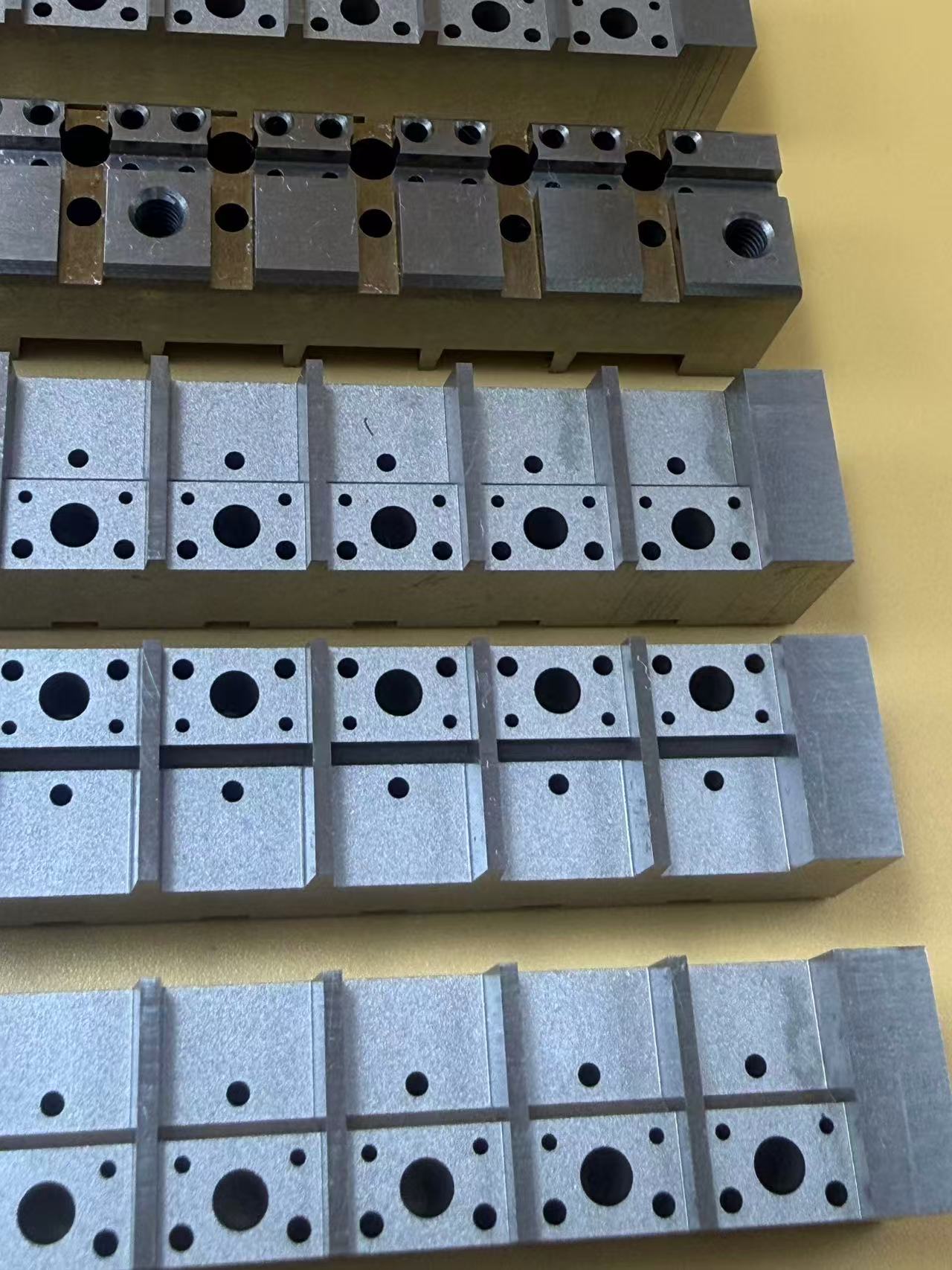 Wat zijn de toepassingen van langzame elektrische ontladingstechnologie in halfgeleiderverpakkingsmatrijzen?